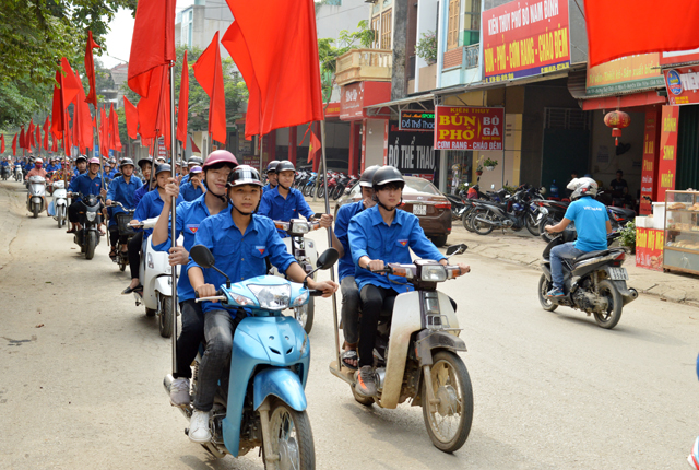 Lực lượng đoàn viên, thanh niên huyện Văn Yên diễu hành tuyên truyền lễ phát động cuộc thi